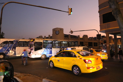 En la intersección de Lorenzo de Garaycoa y Clemente Ballén, en el centro de Guayaquil, buses urbanos bloquean intersecciones. Esta escena se evidencia a diario en este punto de la ciudad.
