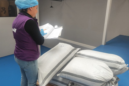 Operativo. Un representante de la Agencia Nacional de Control y Vigilancia Sanitaria hace control al orégano.