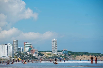 En los feriados nacionales, las playas de Manabí son una de las preferidas para pasear.