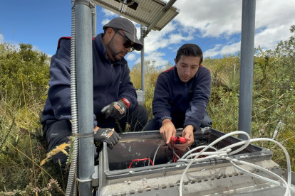 El monitoreo se realiza en campo para verificar el estado de las estaciones de vigilancia.