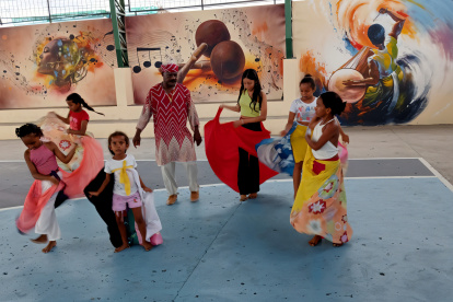 Aprendizaje. Decenas de niñas de la parroquia Viche acuden cada semana, después de la escuela, a las prácticas de marimba de la escuela Urpiano Bone.