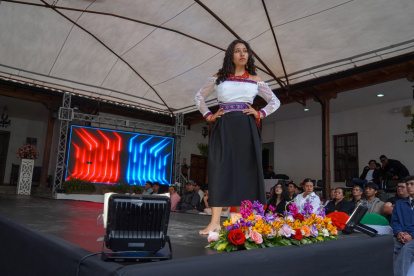 Atuendos. El desfile resaltó la vestimenta de los pueblos.