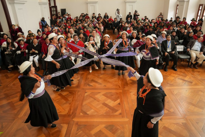 Oficio. Mujeres de Tomabela mostraron el arte de hilar lana de borrego.