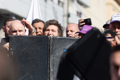 FOTODELDÍA AME3835. LOMAS DE ZAMORA (ARGENTINA), 27/08/2025.- El presidente de Argentina, Javier Milei, es custodiado durante un acto de campaña de candidatos de su partido este miércoles, en Lomas de Zamora (Argentina). EFE/ Juan Ignacio Roncoroni
