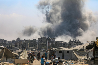 Palestinos desplazados internos huyen tras un ataque aéreo israelí durante una operación militar.