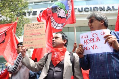 Durante las audiencias sobre las leyes urgente del Ejecutivo, sectores sociales han protagonizado plantones.