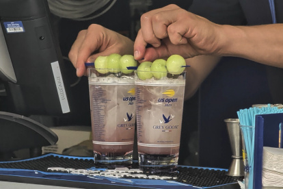 El coctel cuesta $23, barato si se compara con los nuggets de pollo con caviar que son una toda tradición por $ 100.