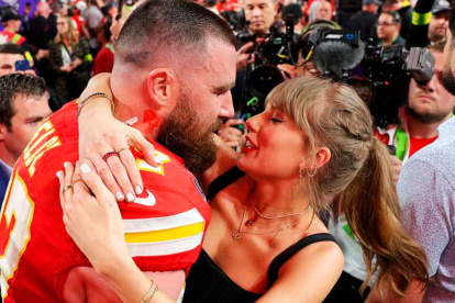 El jugador de los Kansas City Chiefs conoció a Taylor Swift en 2022, y no fue sino hasta 2023 en que hicieron oficial su noviazgo. Ella se ha vuelto figura importante en su carrera.