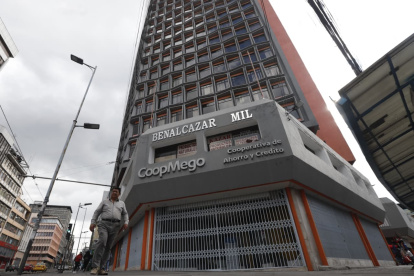 1. Edificio. El Benalcázar Mil está en la av. 10 de Agosto y Riofrío. En su entorno hay varias edificaciones desoladas.