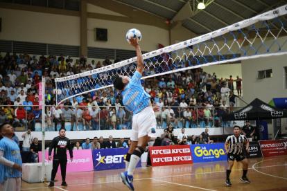 ´Brinca Brinca´ se luce con su salto en una colocada durante la semifinal de la LNE.