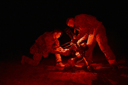 Los militares ucranianos de la 24ª brigada mecanizada colocan paquetes en un dron nocturno Magura para entregarlos en una posición de tropas ucranianas en las afueras de Chasiv Yar.