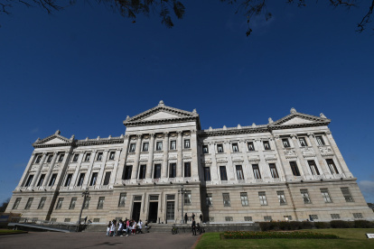 Símbolo labrado en mármol de una de las pocas democracias plenas del mundo, el Palacio Legislativo uruguayo.