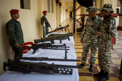 Personas observan armamento militar en Museo Histórico Militar de Caracas este sábado, en Caracas (Venezuela).