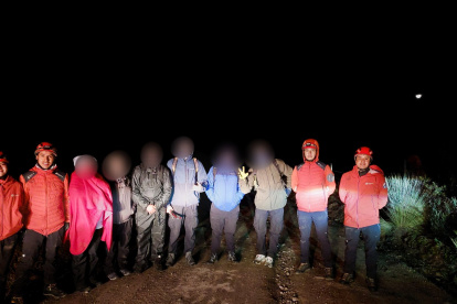 Cuerpo de Bomberos de Quito rescató a seis personas extraviadas en el cerro Padre Encantado, vía a Lloa