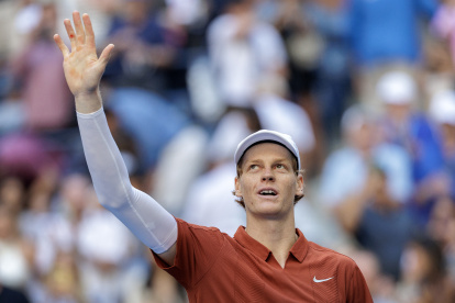 Sinner celebra tras vencer al canadiense Denis Shapovalov (#29) por 5-7, 6-4, 6-3 y 6-3.