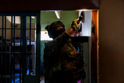 Tropas especializadas en control de armas y explosivos realizaron un registro en las instalaciones.