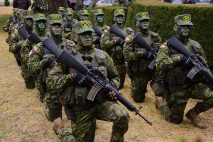 Los comandos deben cumplir con una formación de 20 semanas en diferentes etapas como son selva, andinismo y mar.