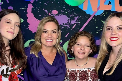 La presentadora con sus hijas Ivanna, Cristina y Camila.