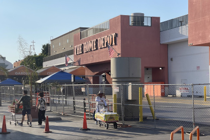 Personas caminan frente a la tienda The Home Depot del vecindario de Westlake, dónde se han registrado varias redadas.