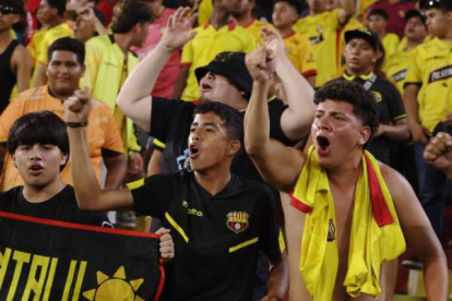 Hinchas de Barcelona expresaron su descontento en el estadio Monumental.