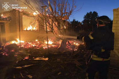 Extinguen el fuego tras bombardeos de Rusia en Zaporiyia.