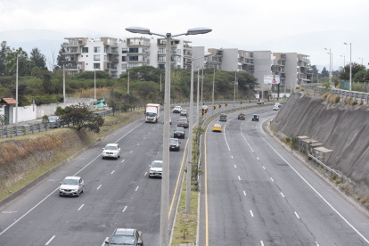 Trabajos. Desde el 26 de agosto, la Epmmop realiza un bacheo tecnificado.