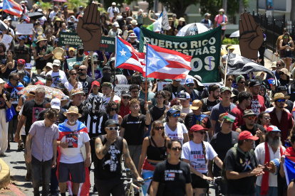 Personas participan este domingo durante una marcha desde el capitolio para reclamar la independencia para Puerto Rico.