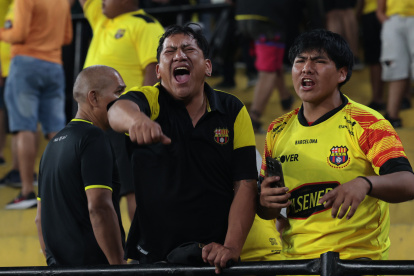 Hinchas de Barcelona SC expresan desde las gradas su inconformidad con el equipo que dirige Ismael Rescalvo.