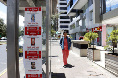 Los venezolanos en Ecuador colocan afiches de búsqueda de Maduro en varias zonas de Quito.