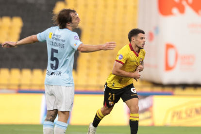 Joaquín Valiente (d) anotó el primer gol en el duelo de Barcelona ante Universidad Católica en el estadio Monumental.