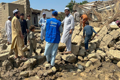 Familias desplazadas esperan asistencia en campamentos improvisados en el este de Afganistán.