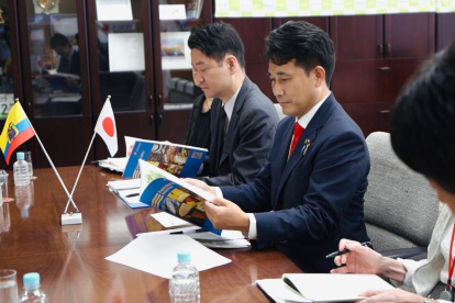 Delegados de Japón que atendieron a la misión de Ecuador cuando visitó Tokio.