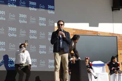 El alcalde Pabel Muñoz durante la inauguración del año lectivo 2025- 2026 en la Unidad Educativa Municipal Calderón