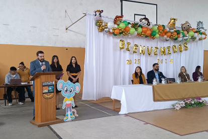 En la Unidad Educativa César Dávila Andrade se llevó a cabo el evento de inauguración del nuevo año escolar en Cuenca.
