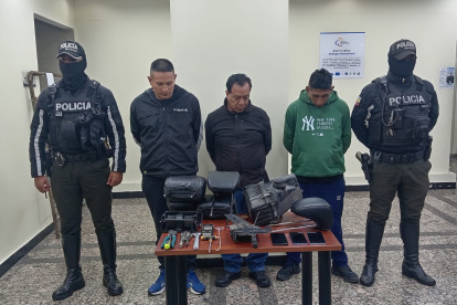 En otro operativo en Cotocollao, la Policía aprehendió a tres ciudadanos por el presunto robo de accesorios.
