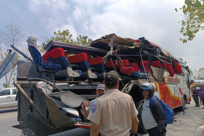 El choque de un bus y un tráiler dejó un muerto y tres heridos en el siniestro vial registrado el 14 de julio de 2025 en la vía Nobol - Daule.