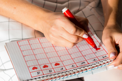 Guía práctica de alimentación para tu periodo. Te listamos los mejores alimentos para combatir el dolor y los antojos