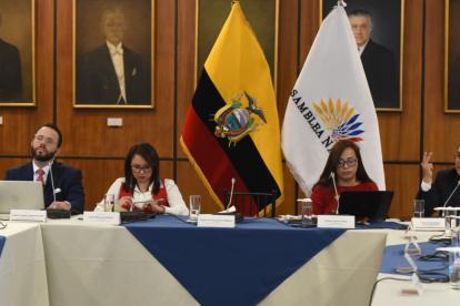 El consejero Gonzalo Albán y el asambleístas Keevin Gallardo estuvieron cara a cara en la Comisión de Fiscalización.