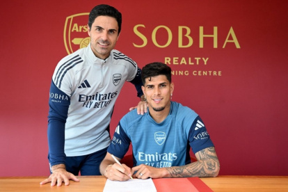 Piero Hincapié (d) posa junto al entrenador Mikel Arteta, en su firma oficial con el Arsenal.