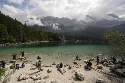 Los turistas disfrutan de la vista sobre el lago Eibsee, Grainau, cerca de Garmisch-Partenkirchen, en el sur de Alemania, el 22 de agosto de 2025.