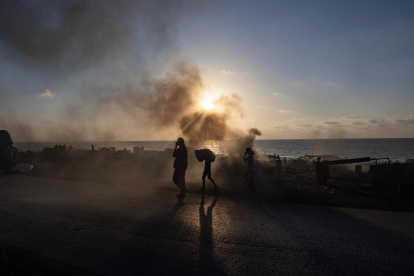 Palestinos desplazados del norte de la Franja de Gaza huyen con sus pertenencias por la calle Al-Rasheed, al oeste de la ciudad de Gaza, el 1 de septiembre de 2025.