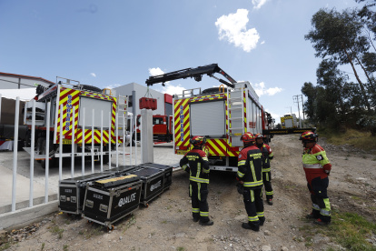 Personal de Bomberos de Quito recibe nuevos trajes, guantes y botas para la temporada forestal en Calderón.
