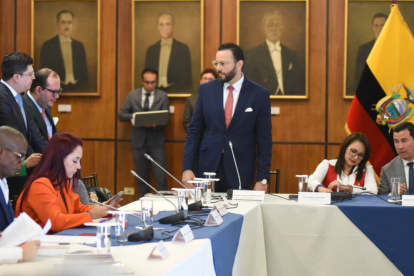 Durante la intervención de Gallardo, la asambleísta Ana Belén Tapia cuestionó que Gonzalo Albán haga caras y se ría de su interpelante.