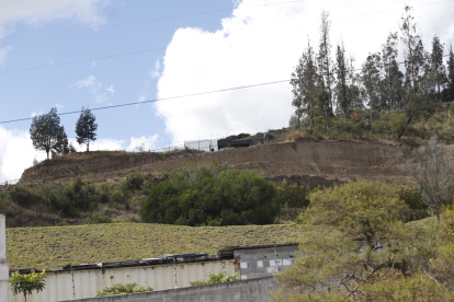 Moradores y colectivos denuncian que las construcciones de urbanizaciones están afectando y cerrando los senderos naturales que conducen al Ilaló.