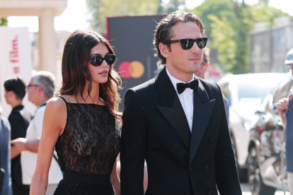 Kaia Gerber y Lewis Pullman durante una salida en Los Ángeles.