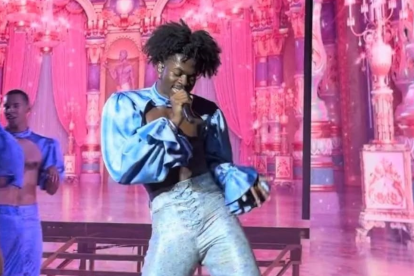 El rapero Lil Nas X, reconocido por su tema éxito Old Town Road, que se hizo viral en TikTok, fue detenido en Los Ángeles la madrugada del 21 de agosto de 2025.