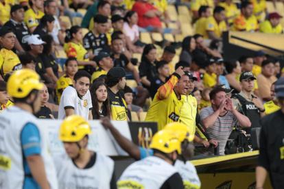 El reclamo de los hinchas de Barcelona es permanente en partidos de local y de visitante.