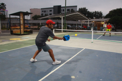 Pickleball Guayaquil Complex, en la ciudadela Kennedy Norte, Guayaquil, congrega a esta nueva comunidad que está en crecimiento y que llena de deportes las noches.