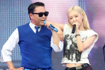 Psy, ampliamente recordado por el tema Gangnam Style, junto a la cantante surcoreana-neozelandesa Rosé.