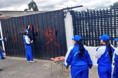 En la minga de recuperación de la Unidad Educativa.